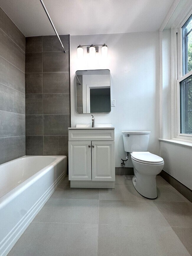 Building Photo - Fabulous Large Renovated 1BR/1BA in Histor...