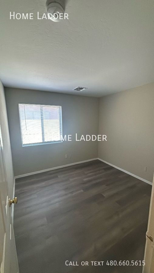 Building Photo - 10805 W Wilshire Dr
