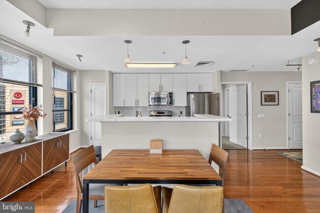 Building Photo - 1390 Kenyon St NW
