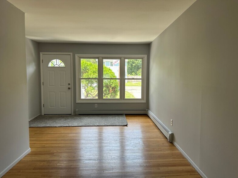 Building Photo - 234 Crombie St