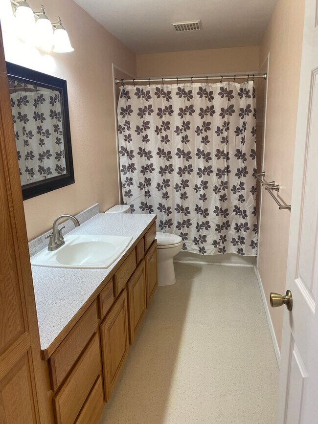 Building Photo - Beautiful Home in The Cove West Community