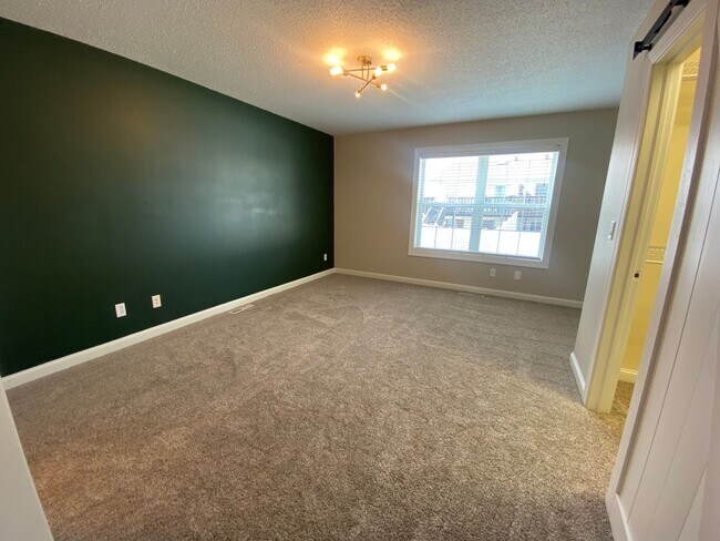 Building Photo - A RELAXING RETREAT - 3 bd/2.5 bath Twin Home for Rent