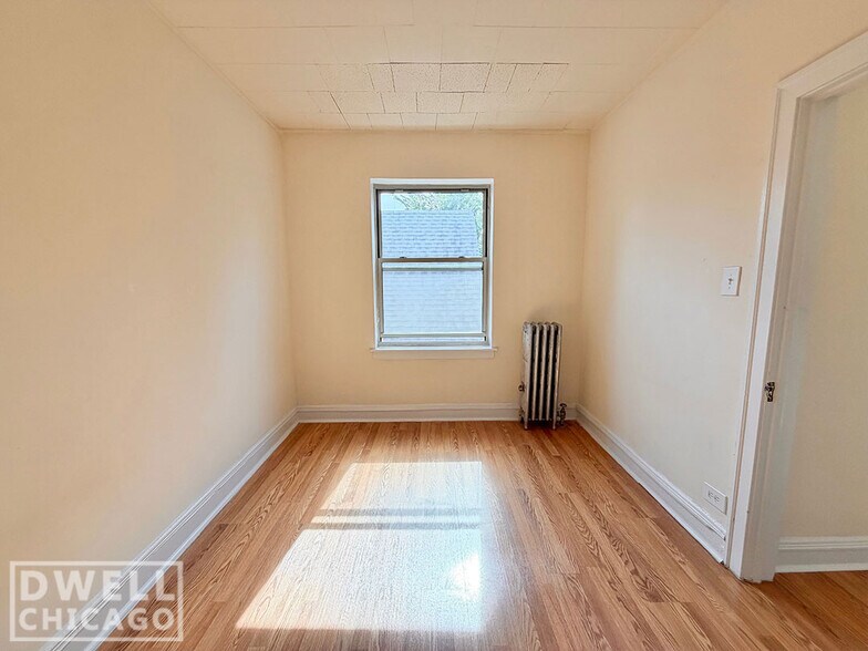Building Photo - 2530 N Sawyer Ave