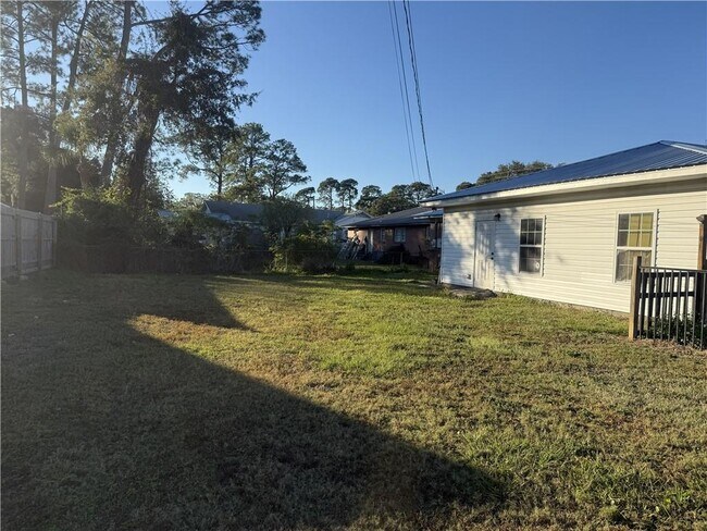 Building Photo - 2222 Parkwood Dr