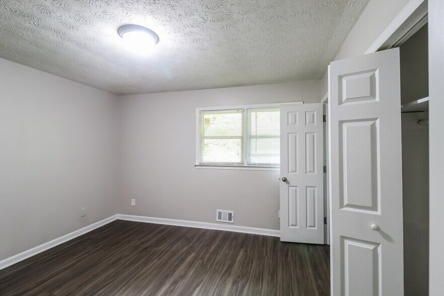Building Photo - 7006 Knollwood Dr