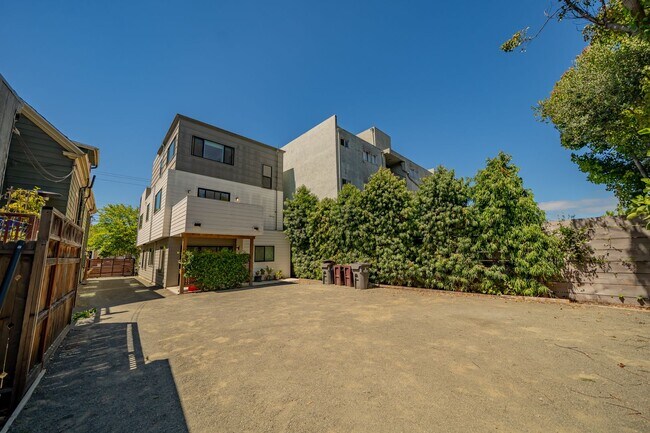 Building Photo - 848 32nd St