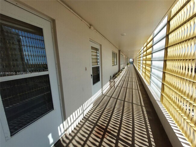 Building Photo - 400 Golden Isles Dr