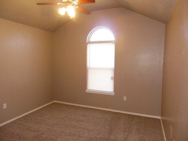 Building Photo - Captivating Townhome in Whisperwood