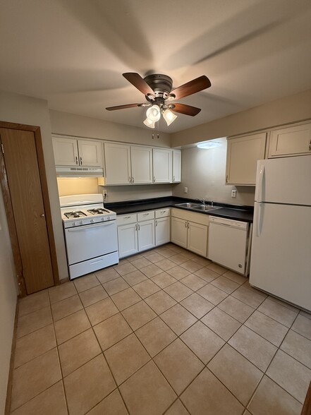 Kitchen - Evergreen Terrace Apartments