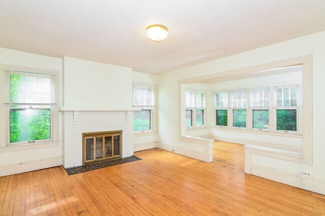 Building Photo - 509 6th St SE