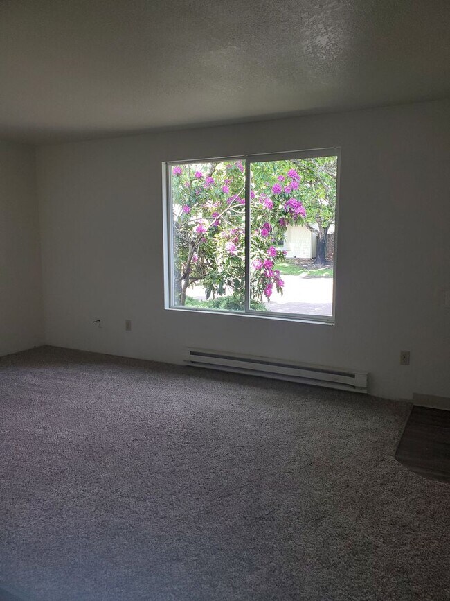 Building Photo - 2 bed 1 bath Duplex