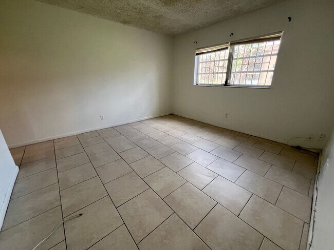 Building Photo - Charming Unit Apartment in Lauderhill