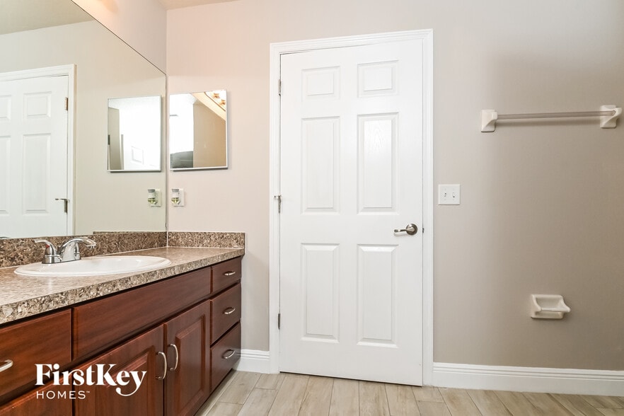 Building Photo - 11202 Hidden Breeze Dr