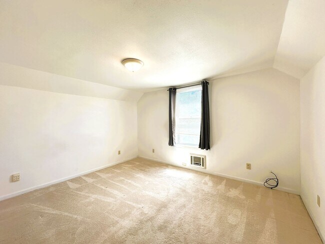 Building Photo - 402 Ormsby Ln