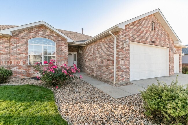 Building Photo - Wonderful ranch style brick home!