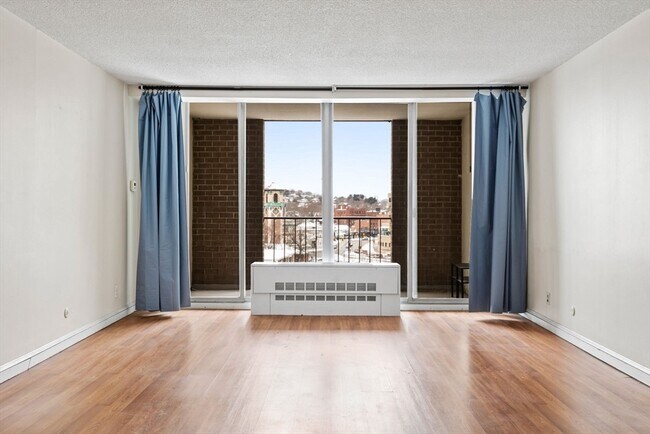 Building Photo - 33 Pond Ave