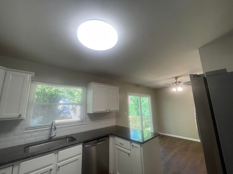 Building Photo - 221 Fallsway Ln