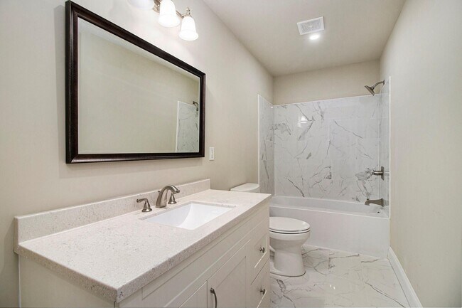 Building Photo - 6 Maple Vlg Ct