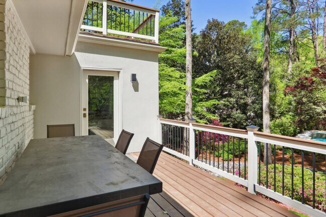 Building Photo - 1007 Somerset Dr NW