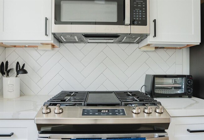 Building Photo - 3036 Live Oak St