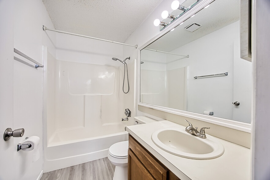 Upstairs Bathroom - 13303 Broadhurst Loop