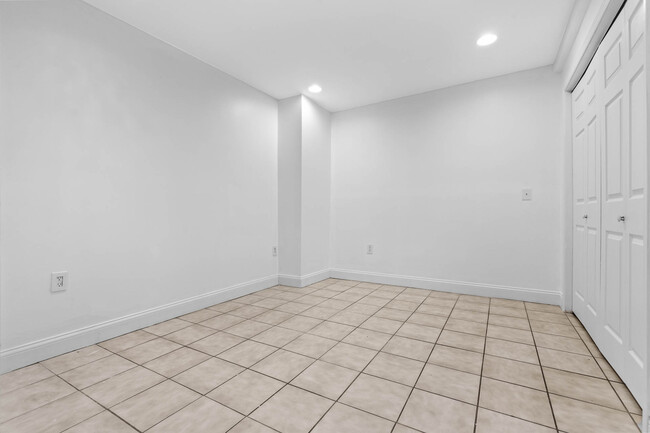 Building Photo - 2 bed, 1 bath Apartment  - All utilities a...