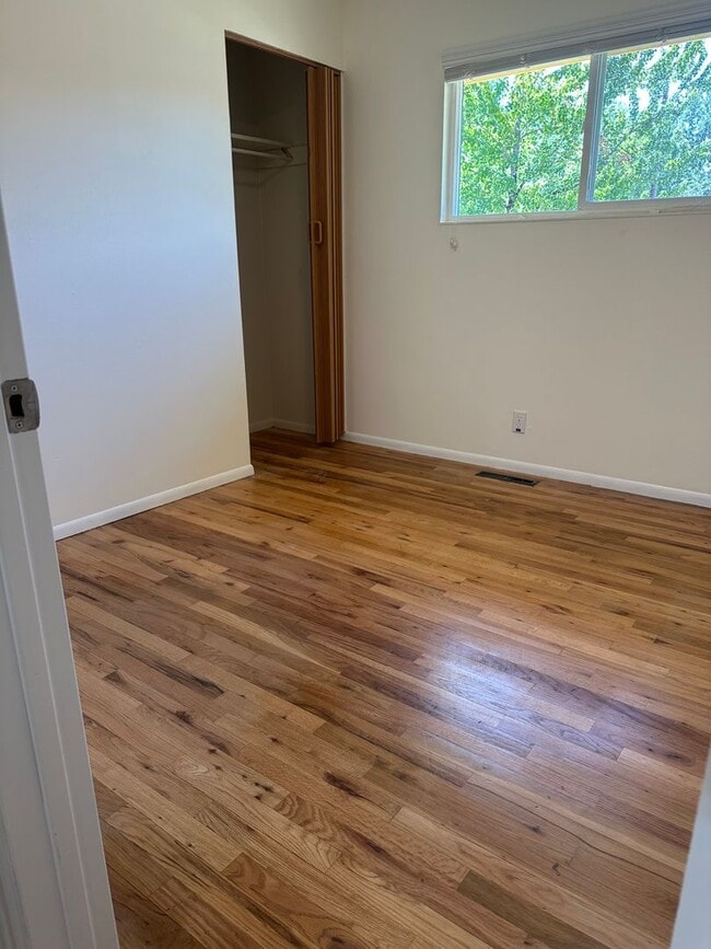 Building Photo - Spacious 3 Bedroom House with Attached Garage and Large Yard!