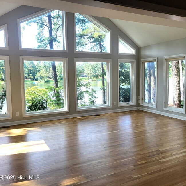 Building Photo - 62 Pine Ridge Dr
