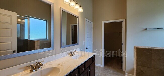 Building Photo - 525 Twelve Oaks Dr