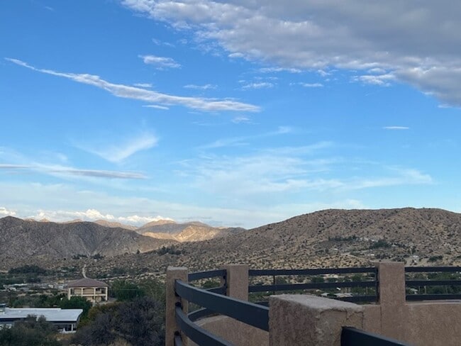 Building Photo - Cozy 3 Bedroom 2 Bathroom Home with Breathtaking Views