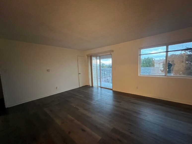 Building Photo - 1348 W 92nd St