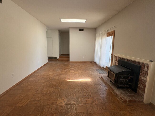 Building Photo - 3046 Notre Dame Dr