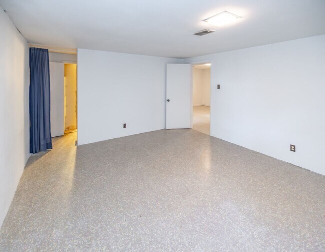 Building Photo - Amazing 3 bed/3 bath rental.  New Flooring!!  Solar Panels!!