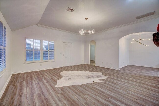 Building Photo - Absolutely Adorable, 2 bed, 2 bath, 2 car ...
