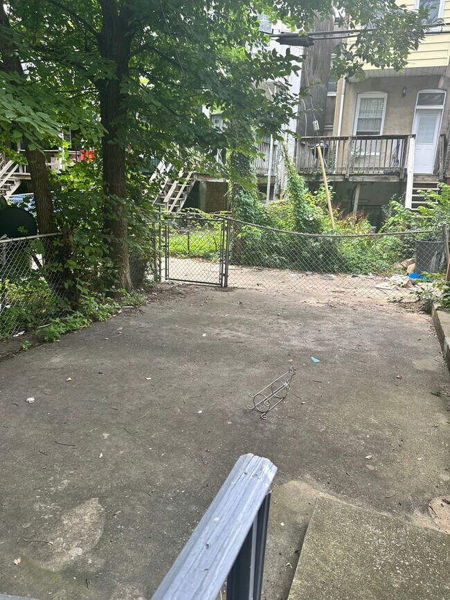 Building Photo - Spacious Home! Finished Basement! W/D! Available Now!