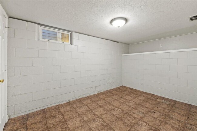 Building Photo - 1338 S Talbott St