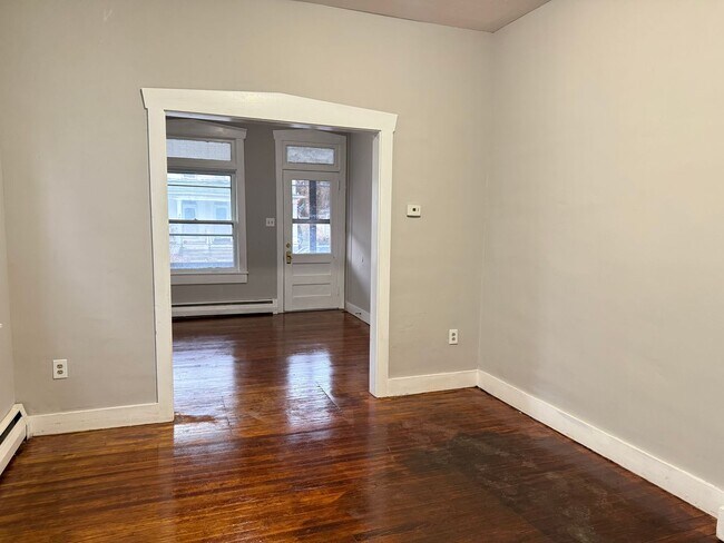 Building Photo - 2 Bedroom 2 Bathroom Home - Bonus room included in Brownstown!