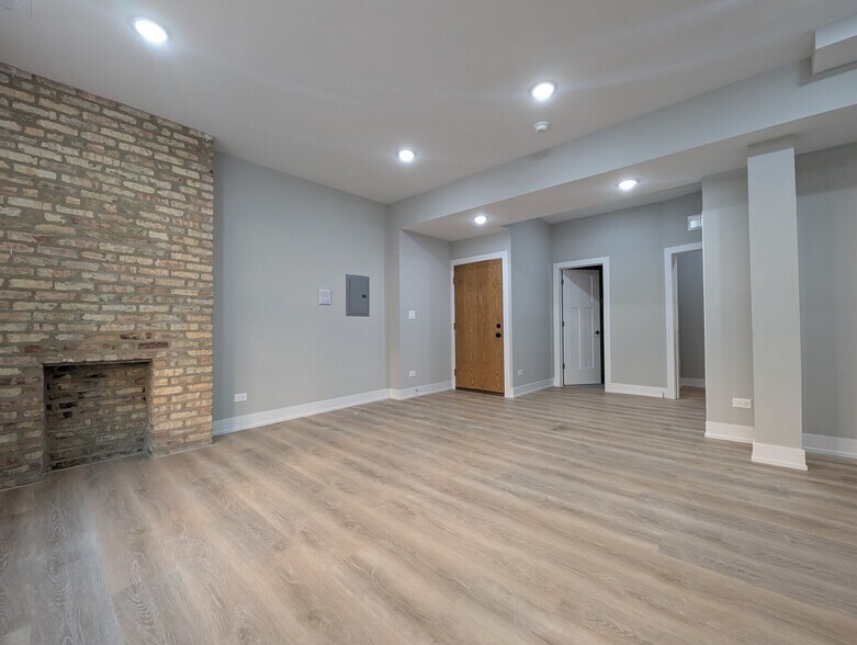 Building Photo - 421 W Belden