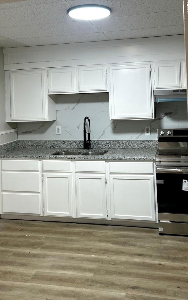 Building Photo - 2-Bedroom Single Family Home