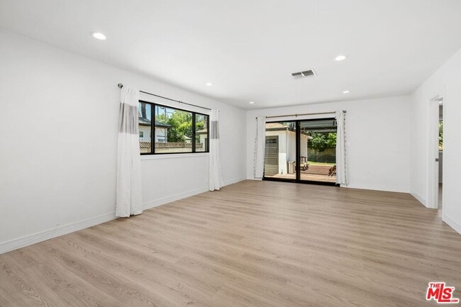 Building Photo - 14357 Collins St
