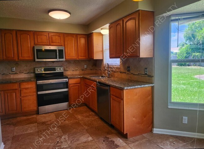 Building Photo - **Discover Your Dream Home: Spacious 4-Bed...