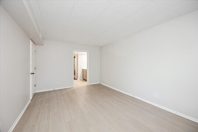 Building Photo - 13620 Lamon Ave