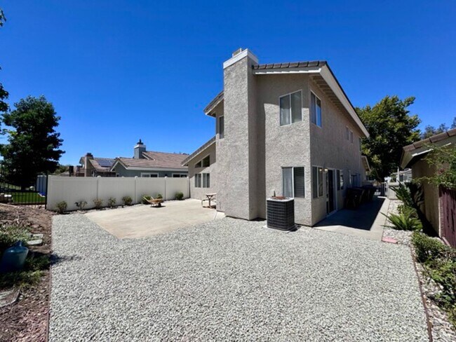 Building Photo - Spacious 3 Bedroom Home with High Ceilings...