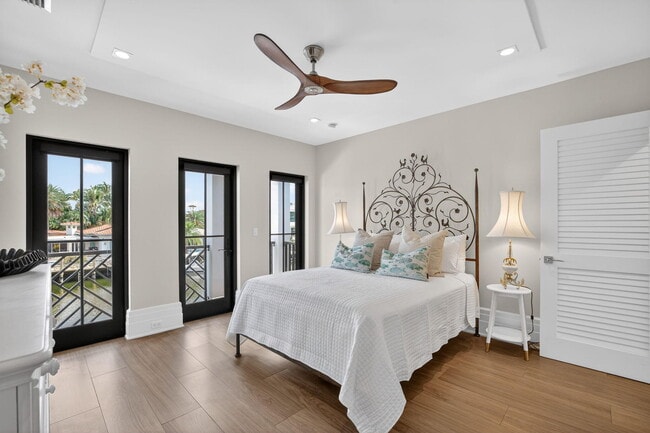 Building Photo - 400 Mola Ave