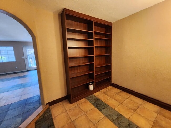 Building Photo - Beautiful 3 Bedroom & 2 1/2 Bath Condo.