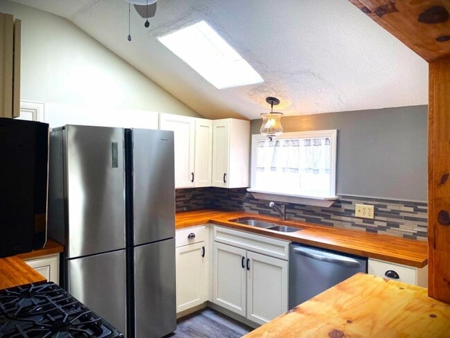 Building Photo - 1136 Pownal Rd