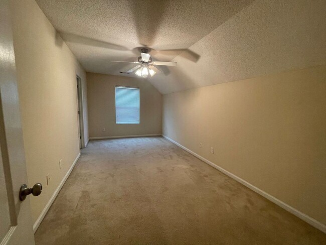 Building Photo - PRE-LEASING FOR AUGUST 2025! WAIVED SECURI...