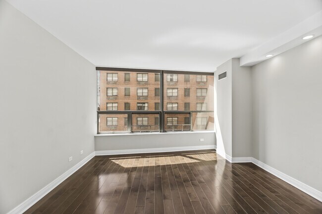 Building Photo - 110 E Delaware Pl