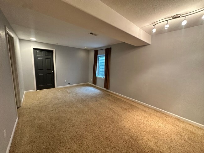Building Photo - 3 Bedroom 3 Bath - Arapahoe Ridge Erie!
