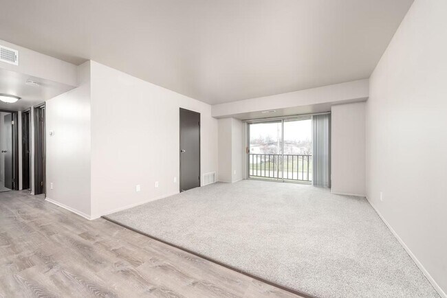 Building Photo - Everett Apartments - 119-07